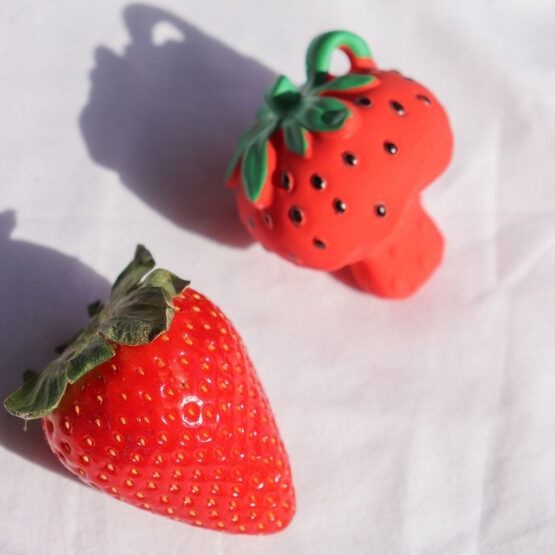 un anneau de dentition chewy fraise Oli&Carol, ambiance