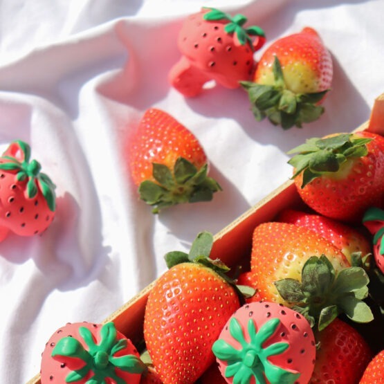 un anneau de dentition chewy fraise Oli&Carol, ambiance