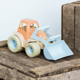 tracteur en bioplastique dantoy sur caisse en bois