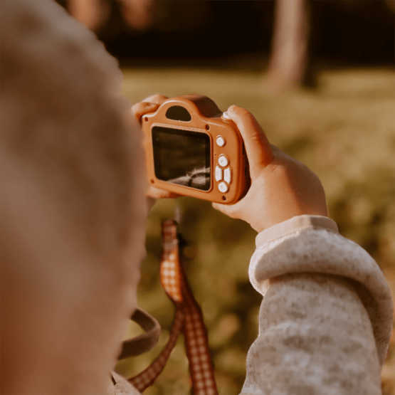 mon premier appareil photo rouille carreaux mrs ertha photo avec enfant qui prend une photo