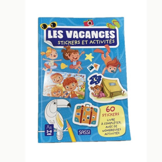 un livre d'activités et de stickers sur les vacances Sassi, vue de face sur fond blanc