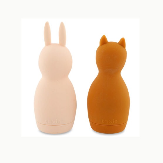 des jouets de bain lapin et renard trixie, vue de derrière sur fond blanc