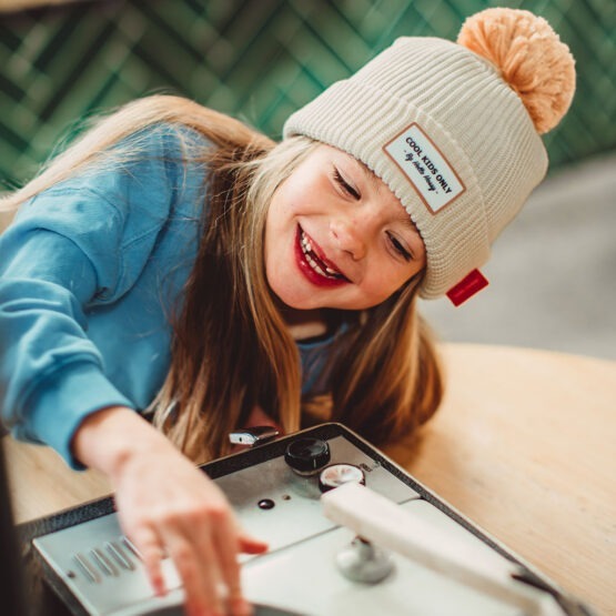 Bonnet color block sandy hello hossy mise en situation