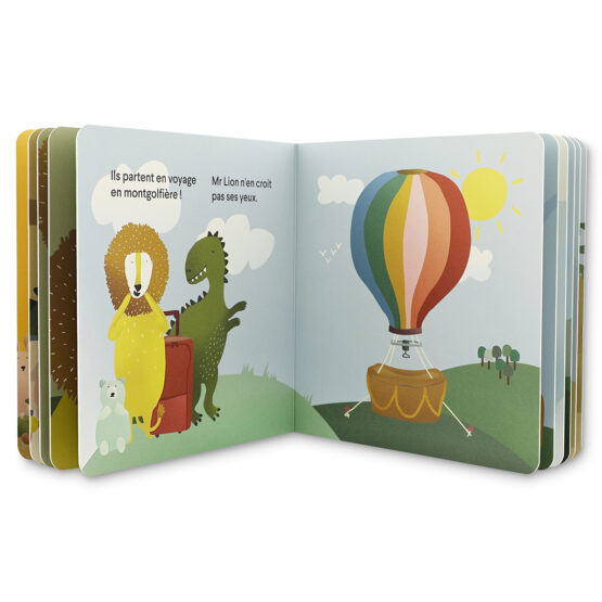 Livre Mr Dino et Mr Lion partent en voyage ouvert sur fond blanc