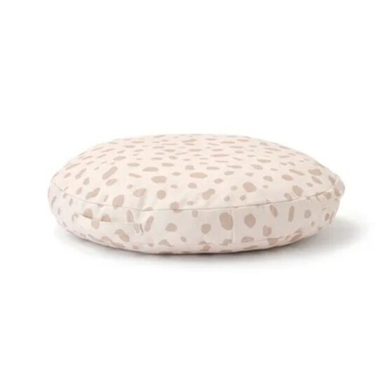 Coussin de sol de profil sur fond blanc