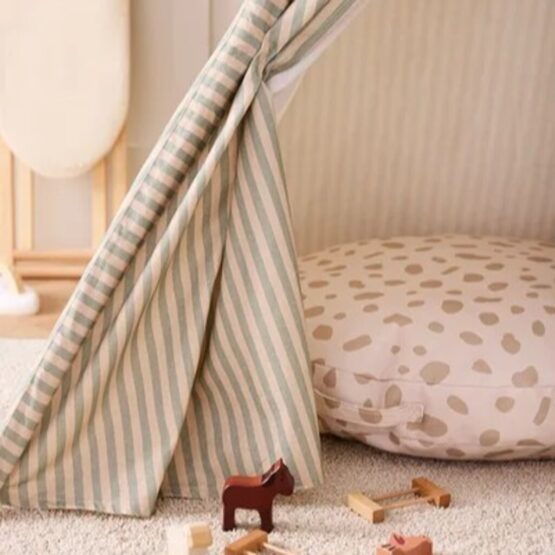 coussin de sol à l'intérieur d'un tipi, dans une ambiance de chambre, en gros plan.