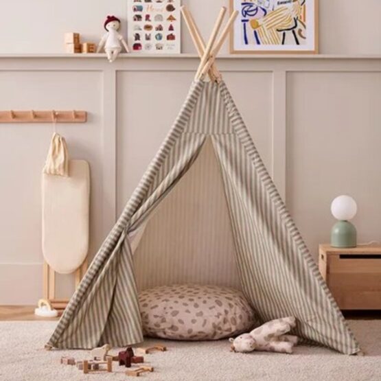 coussin de sol à l'intérieur d'un tipi, dans une ambiance de chambre.